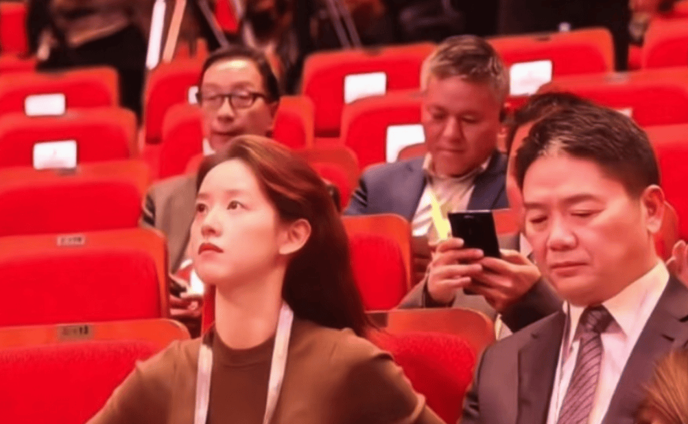 原创            章泽天刘强东合体!女方身体躲避男方眉头紧皱,网友感叹貌合神离