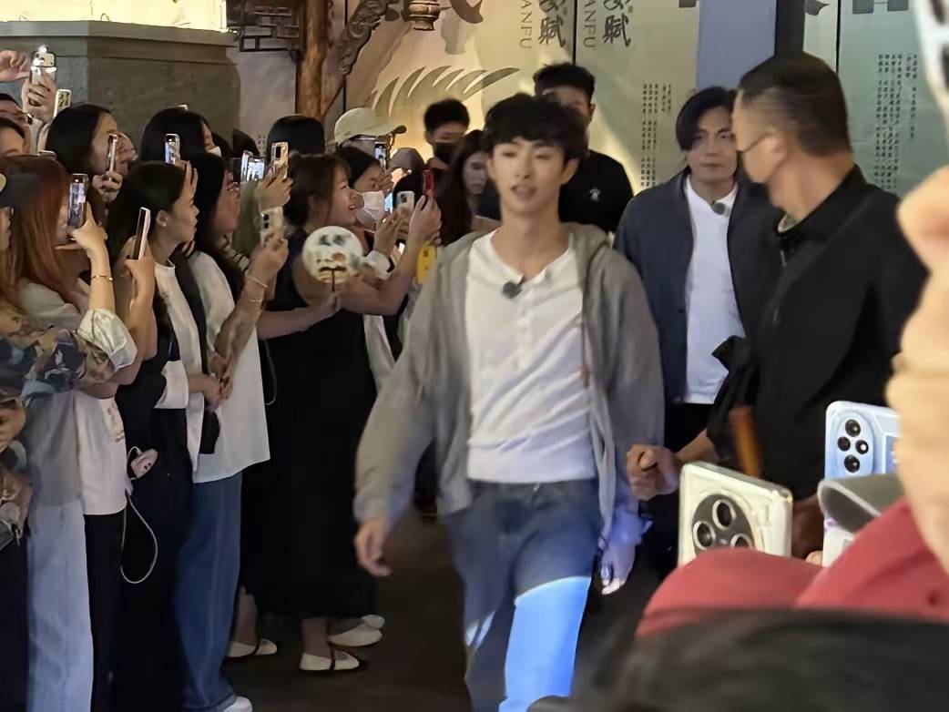 原创            秦昊带恩利录综艺引赞：重组家庭的暖，藏在细节里