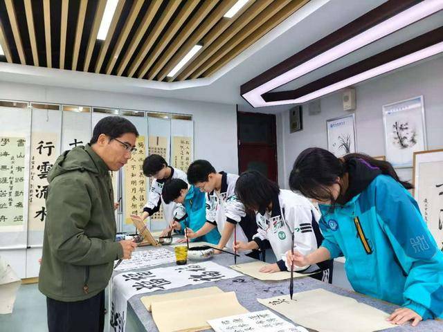 墨香润童心：卢老师的书法教育之路