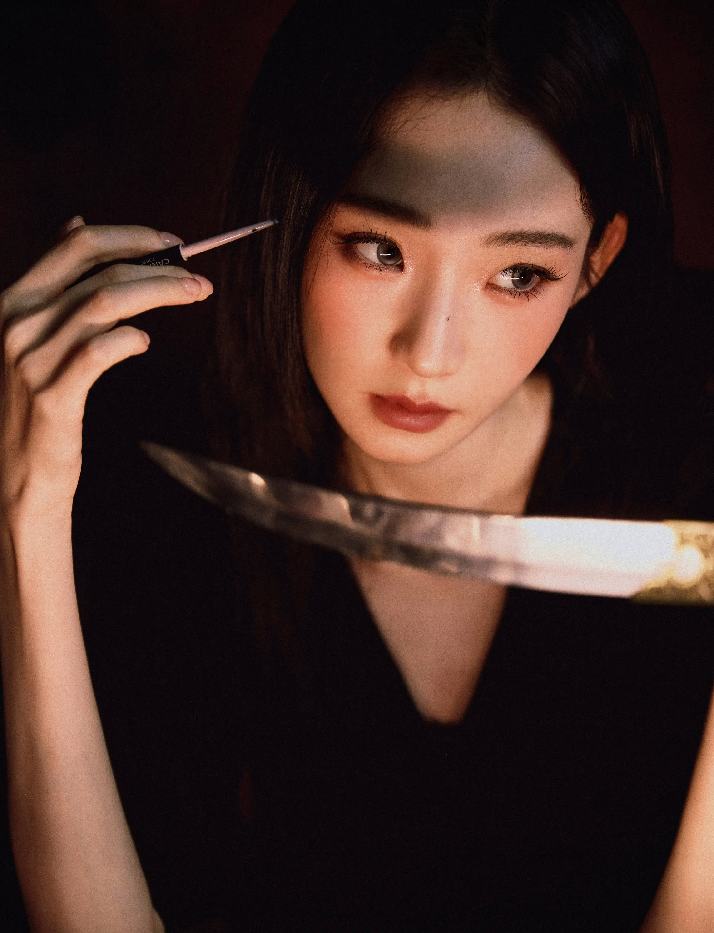 张艺凡黑色系服装搭配利刃 绽放浓烈与自由之美