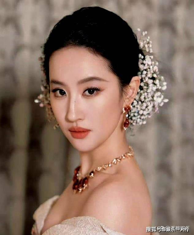 原创            VOGUE盛典压轴出场，38岁刘亦菲真花仙子！穿3000朵真花整个时尚圈沸腾了