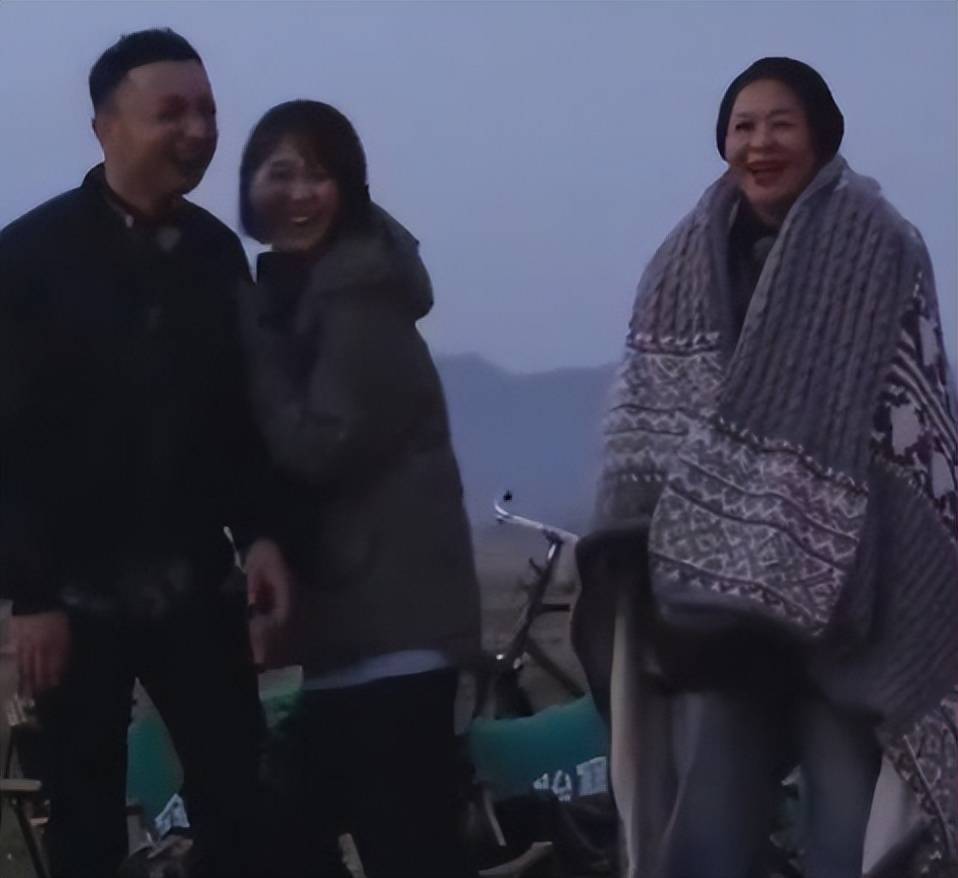 原创            关系藏不住了！王冠夫妇甜蜜亮相，首次公开合影，昔日绯闻成过往