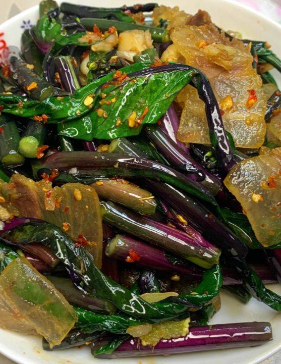 冬日里的想家菜:红菜薹炒腊肉的锅气与香