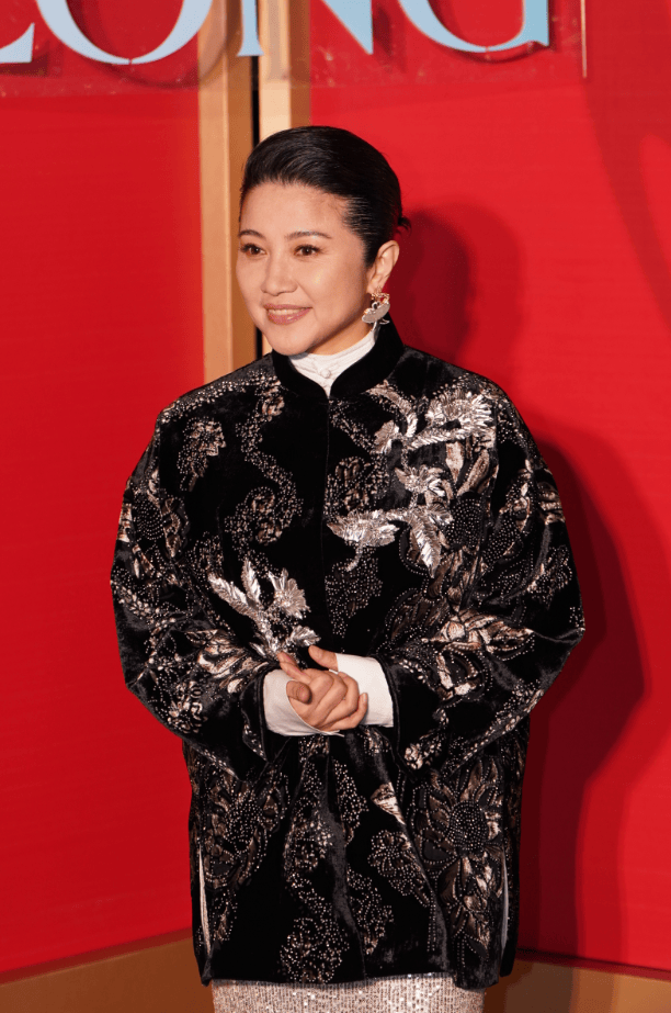 刘嘉玲徐璐颖儿礼服配珠宝明艳动人 董思成黑西装搭胸针帅气矜贵