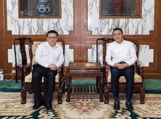 中国驻朝鲜大使王亚军会见中国上海艺术团副团长、上海市委常委、宣传部部长赵嘉鸣