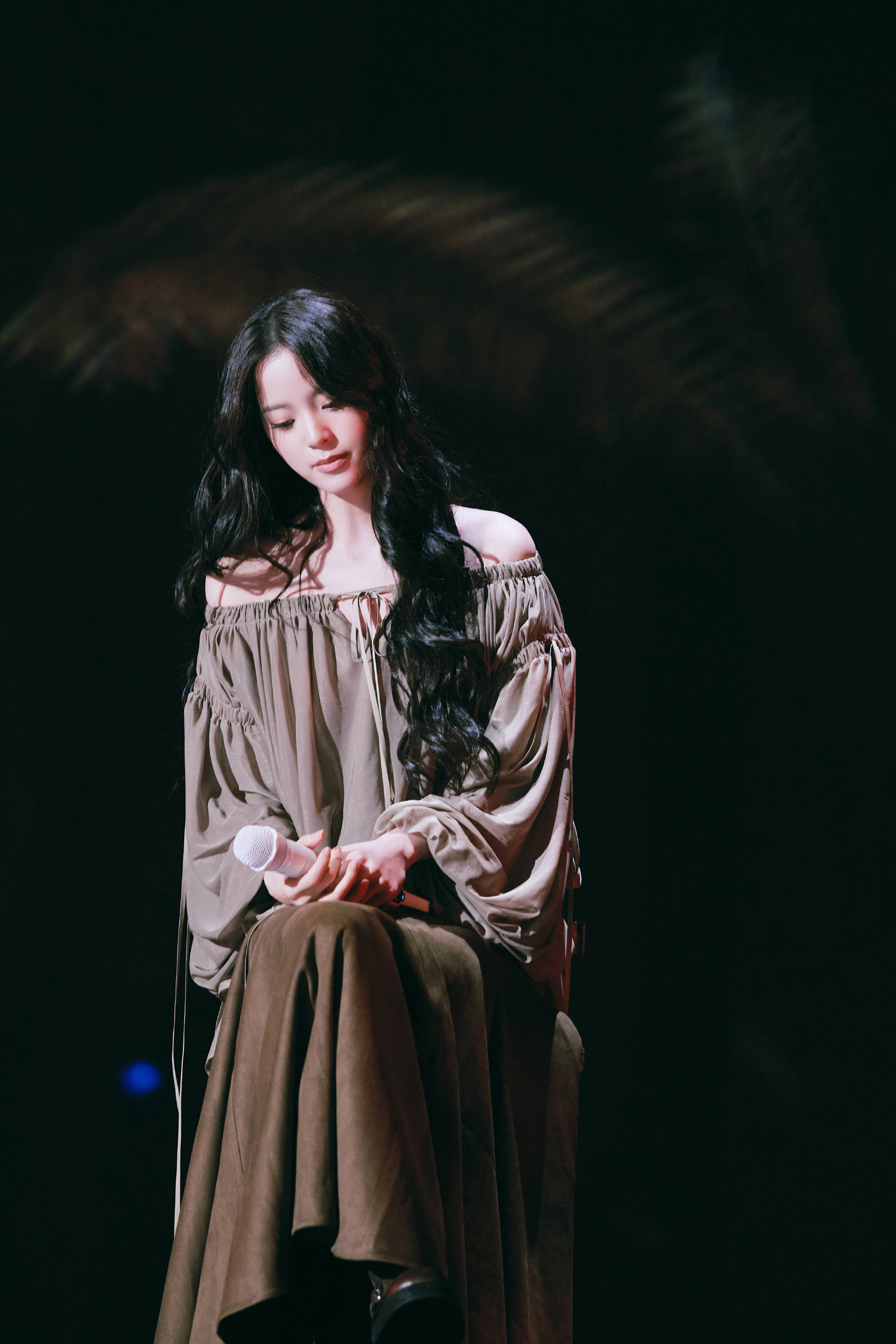 欧阳娜娜最新舞台照释出！绽放甜美笑容尽显少女俏皮