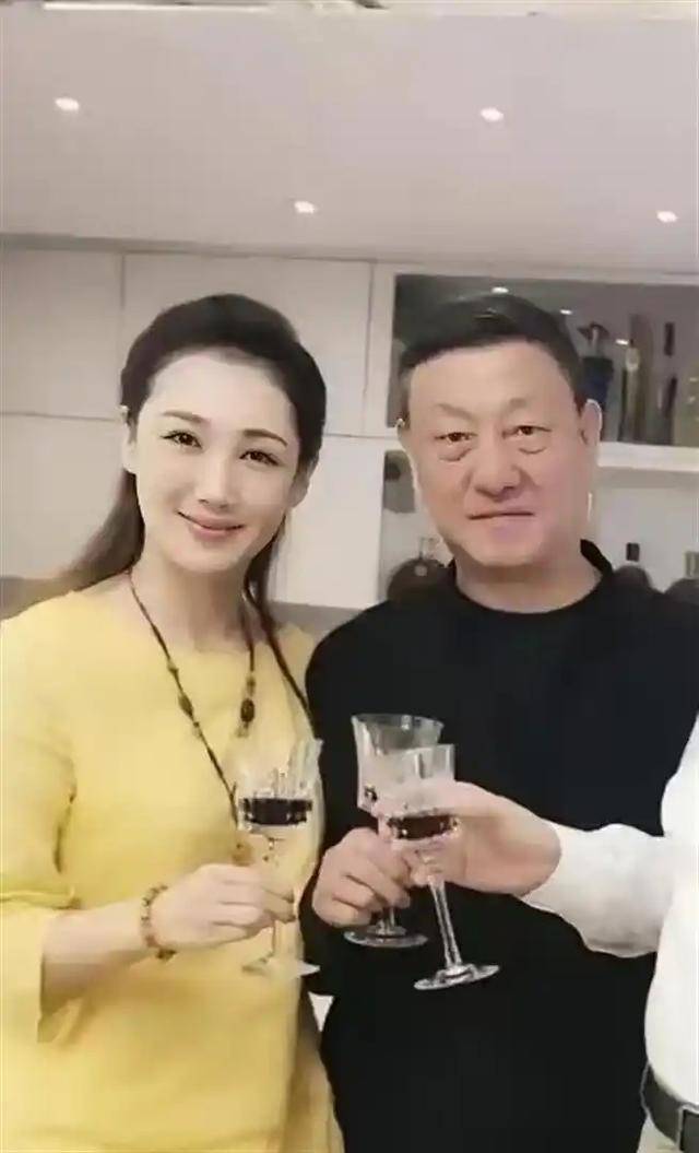 原创            嗜酒如命的两男明星，韩磊被师父痛批喝酒误事，刘欢身患不死癌症