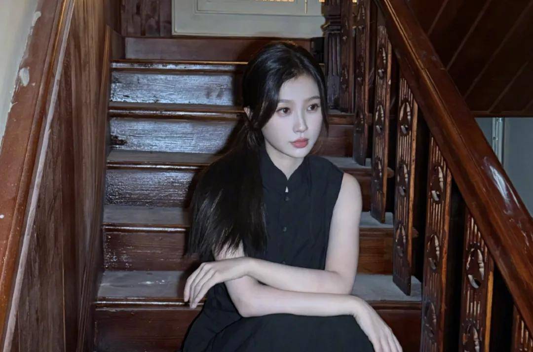 原创            虞书欣近况曝光！充钱偷看事业占卜被发现，火速摘灯牌隐身