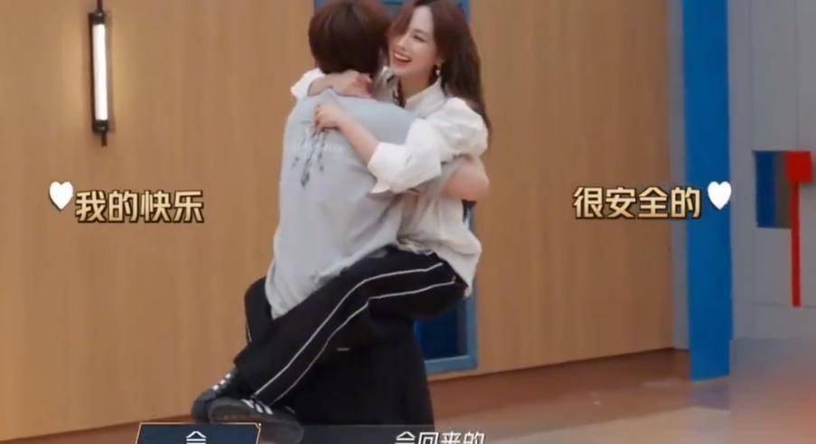 原创            李承铉撅着屁股对着镜头撮合张远王菲菲，挨了张远一脚也不放弃！