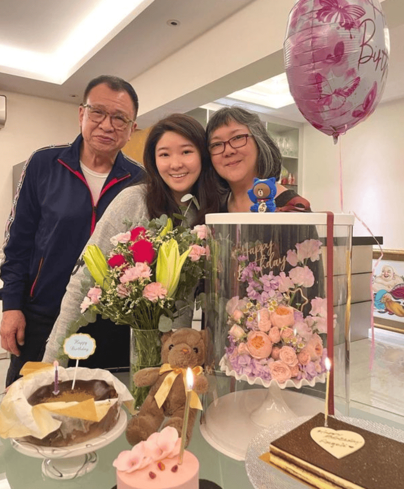 原创            许绍雄与太太结婚33年零绯闻,砸7位数帮女儿创业,待继子比亲爹还上心