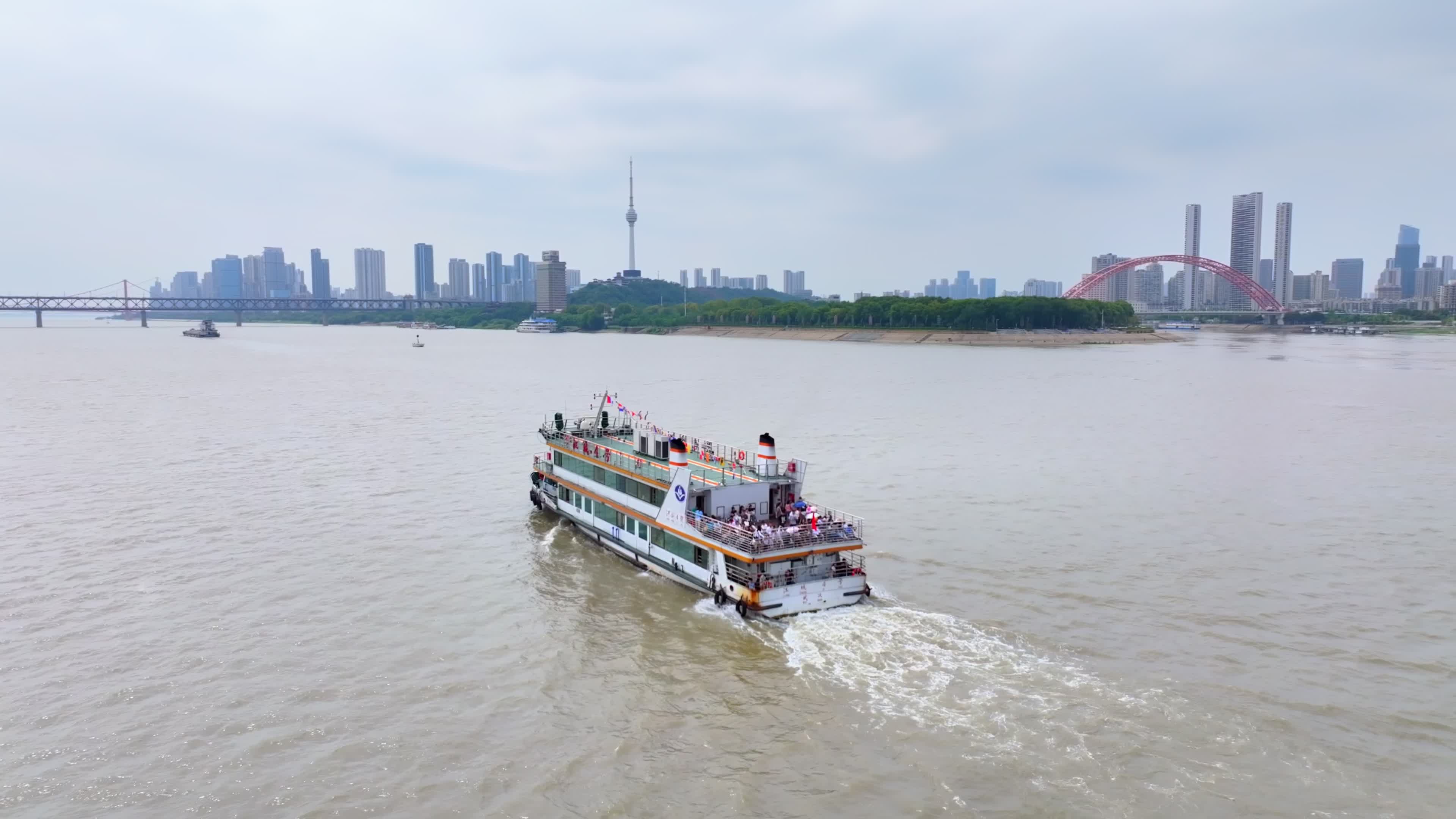 国庆假期 武汉长江江面往来轮渡络绎不绝