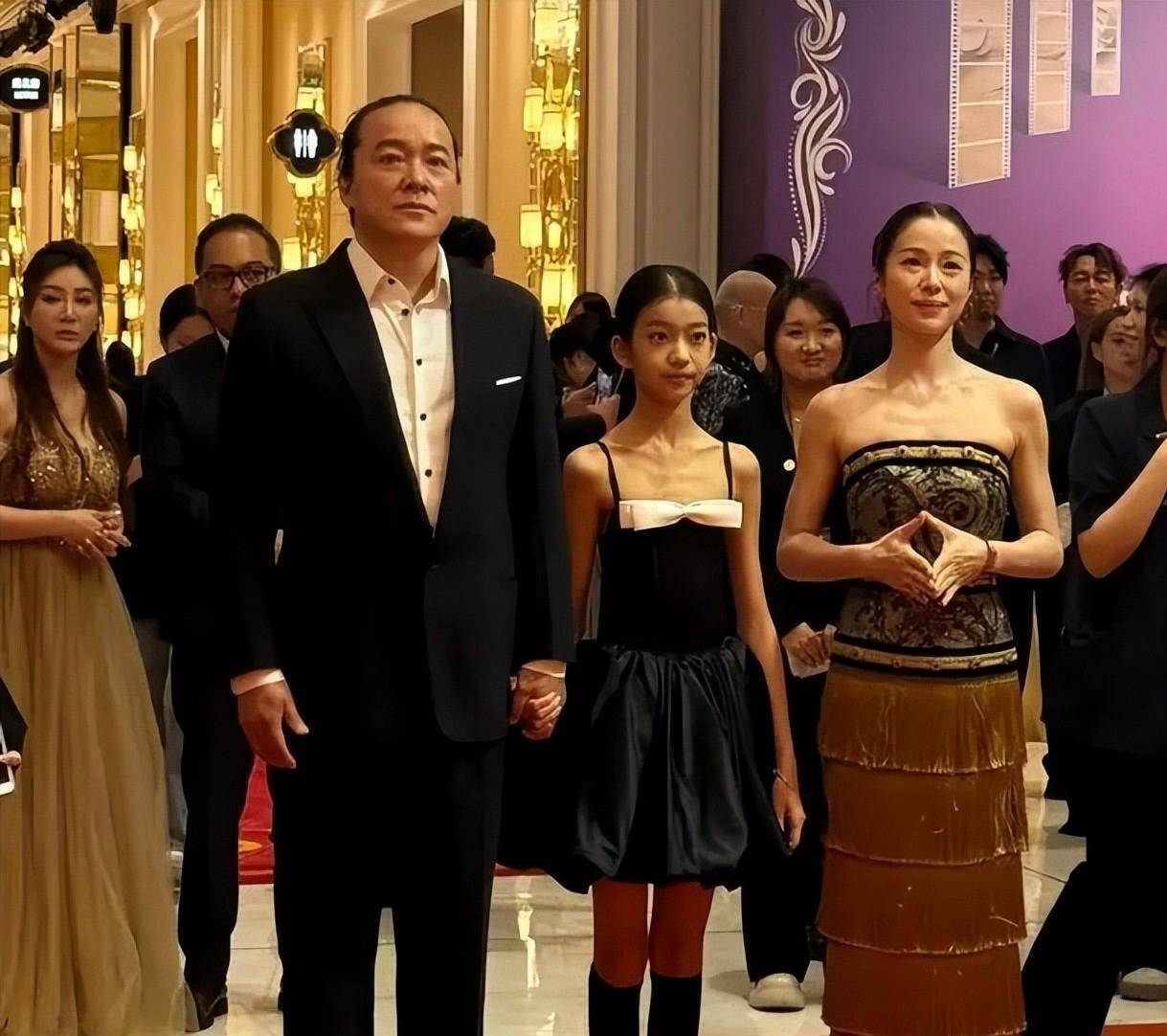 原创            江一燕也离婚了!半年前还一家三口走红毯