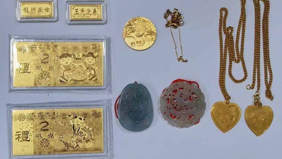 女儿帮母亲大扫除，50万元黄金首饰、珠宝玉器等被当废品扔进垃圾桶……