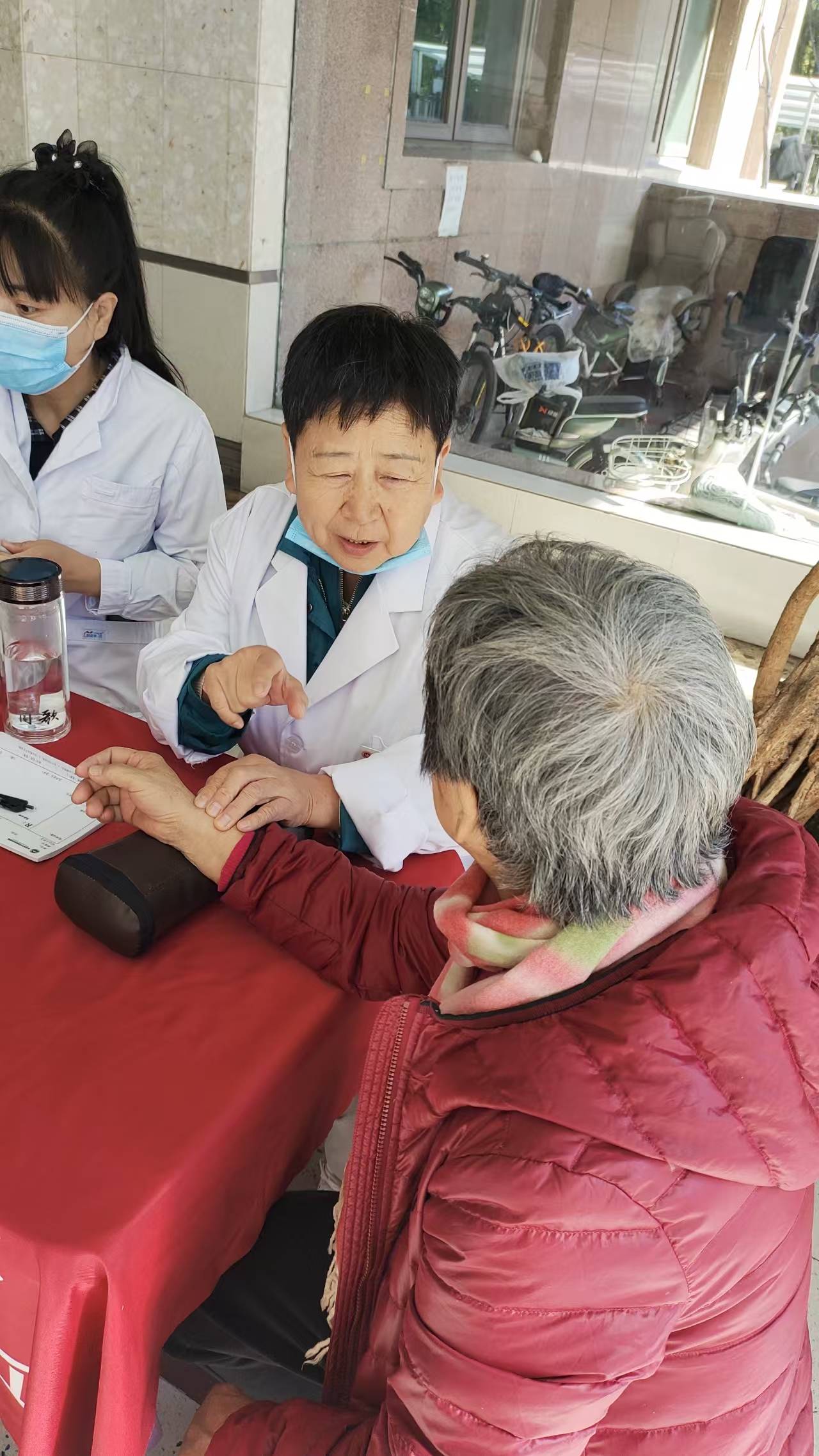 寒风中的温情守护：刘秀双主任社区义诊暖人心