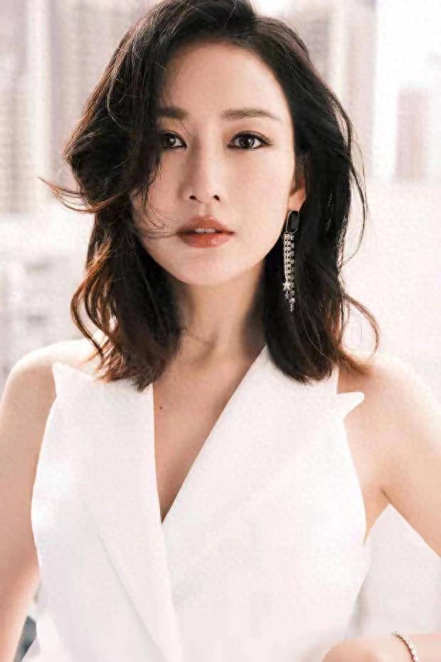 王鸥阳台写真：熟女的韵味与时光的馈赠