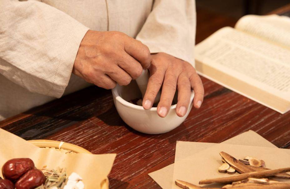 原创            中药立大功！多项研究：1个中成药可保护大脑功能，成抗衰利器