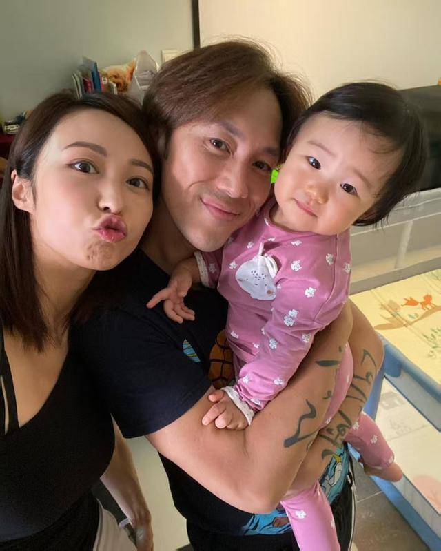 38岁英皇小花晒庆生照现孕味！穿贴身裙小腹微隆，疑已成功追二胎