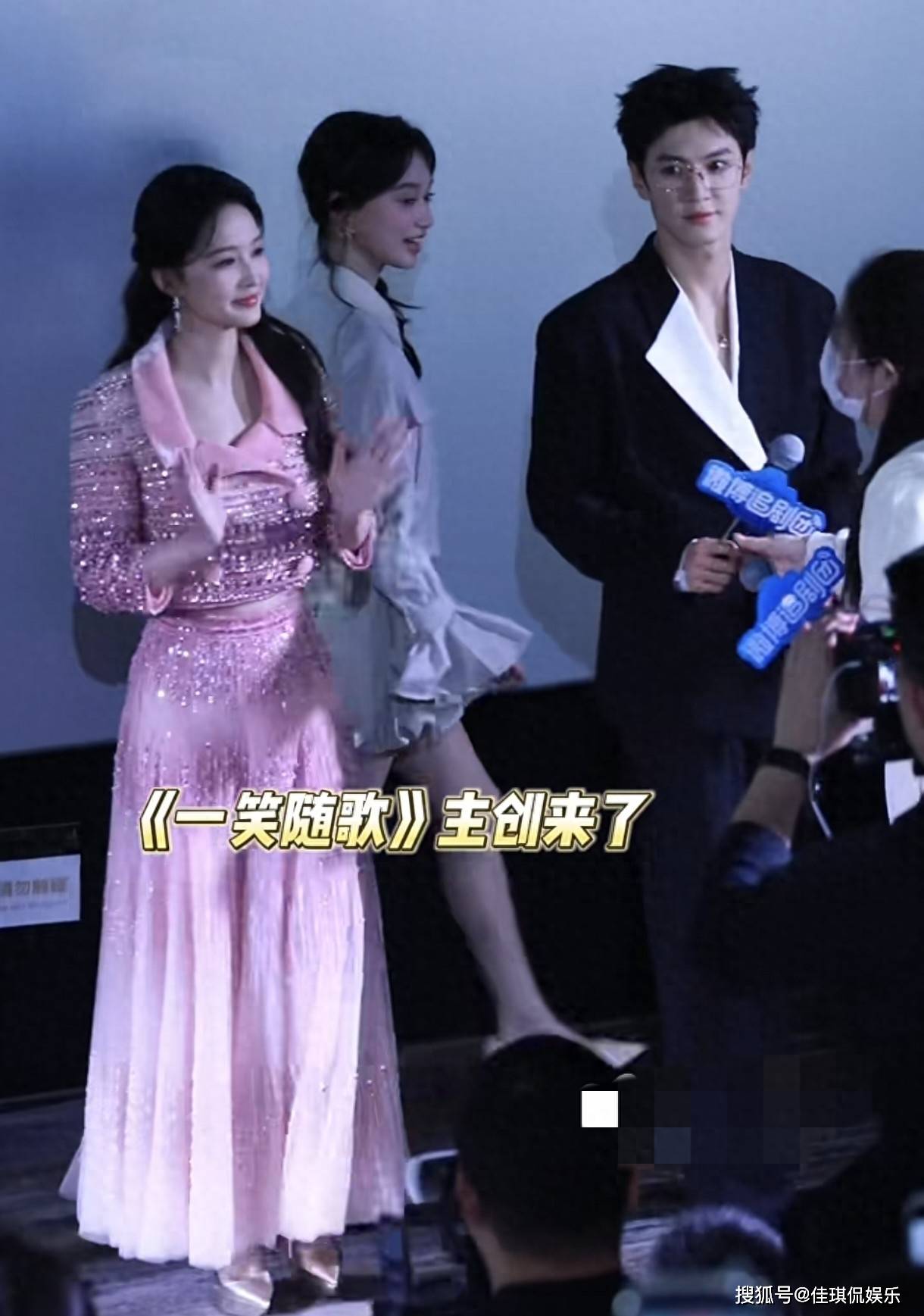 李沁穿高定出席剧宣活动，粉粉嫩嫩像水蜜桃，和陈哲远真的配一脸