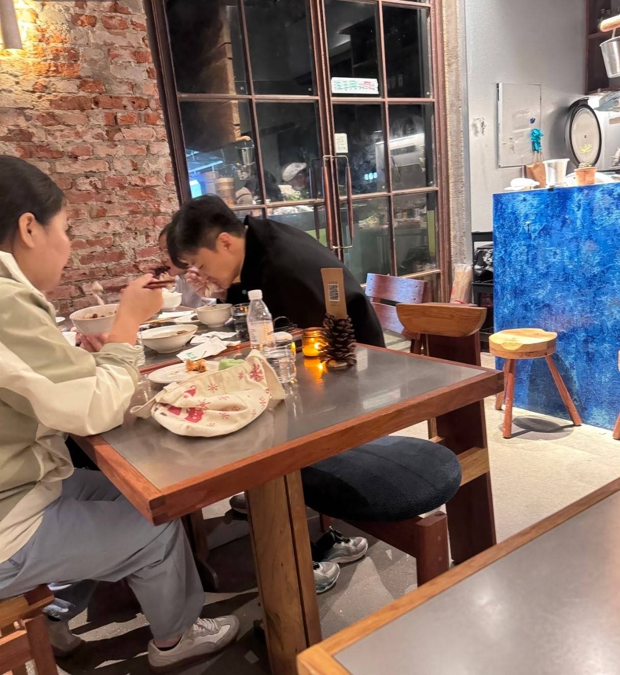 周一围带儿子女儿吃饭 穿搭随性和店员热聊接地气