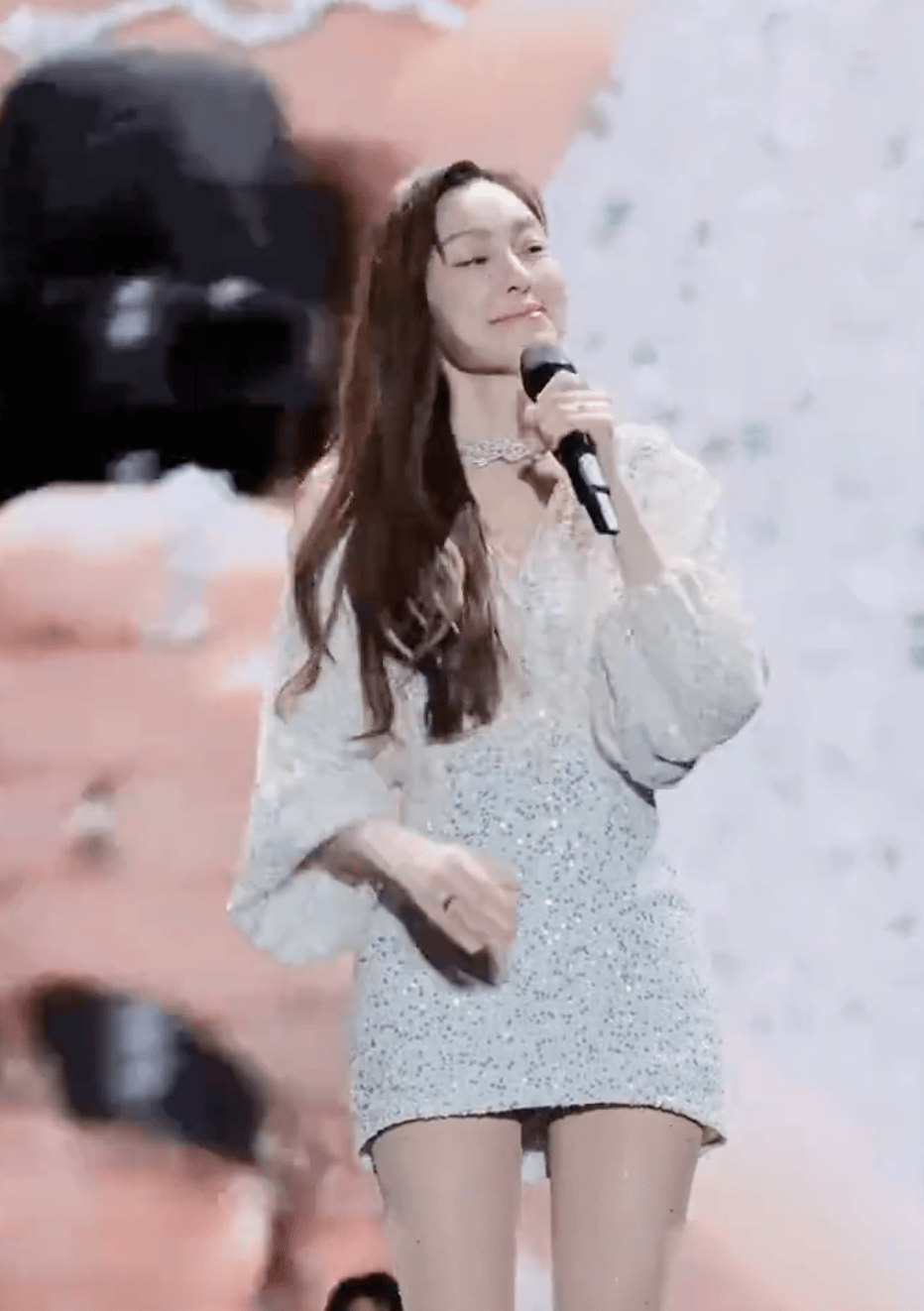 范玮琪演唱会戴大S骨灰项链 天空飞吻致敬大S