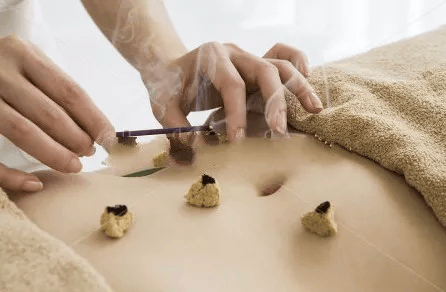 一艾灸就上火，说明这里太堵了，艾灸一个穴，火气蹭蹭赶出去！