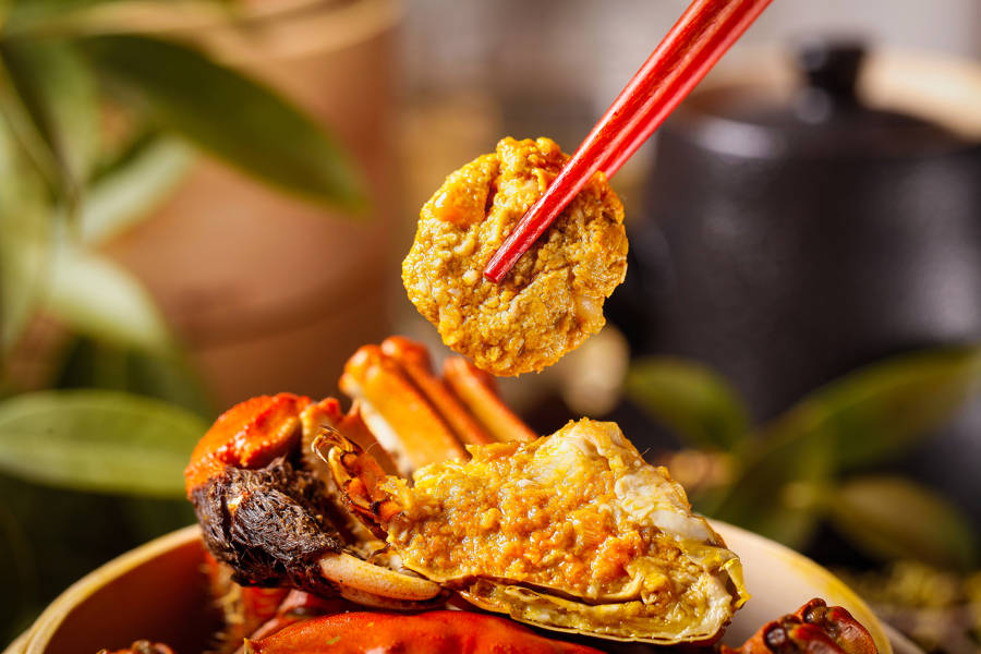 贪蟹一时爽，当心痛风来“敲门”！别小瞧蟹黄里的“嘌呤炸弹”