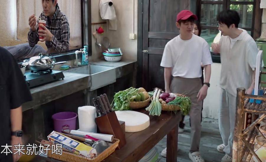 原创            吃相难看？论植入，谁有《向往8》这么肆无忌惮？五步一个广告