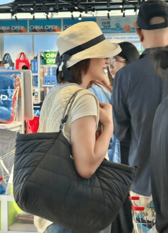 董卿国庆外出看网球赛，51岁素颜戴帽子似30岁，胳膊有肉是胖了些！