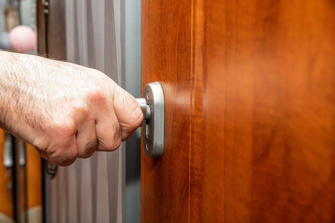 恐怖提问：国庆假期出门玩之前，你锁门了吗？