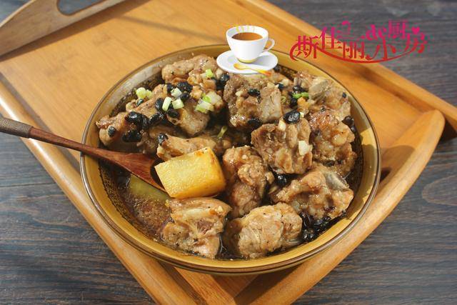 秋天吃炒菜不如吃蒸菜，这蒸菜简单易做，滋润营养，好吃还不上火