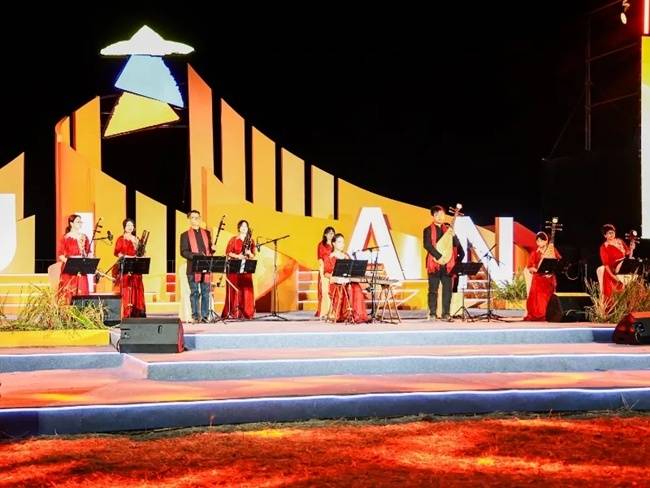 “稻田里的中国红”——2025惠安走马埭稻田艺术季国庆主题晚会举行