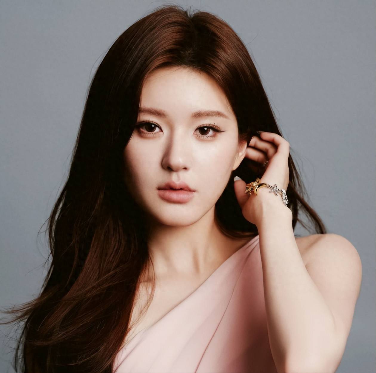 《许我耀眼》受质疑后打码，李一桐新剧造型雷同，抄人者遭被抄？