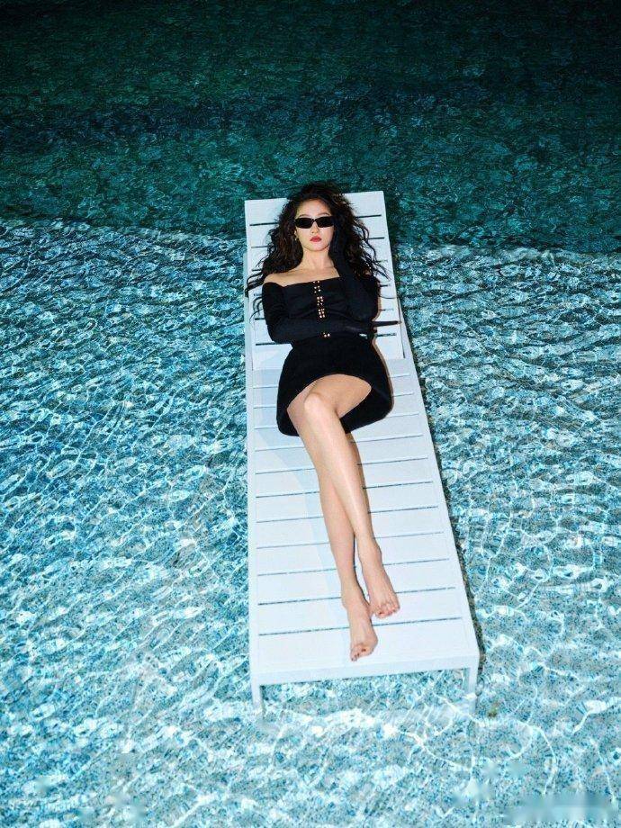 关晓彤泳池写真，黑色短裙秀出超长美腿