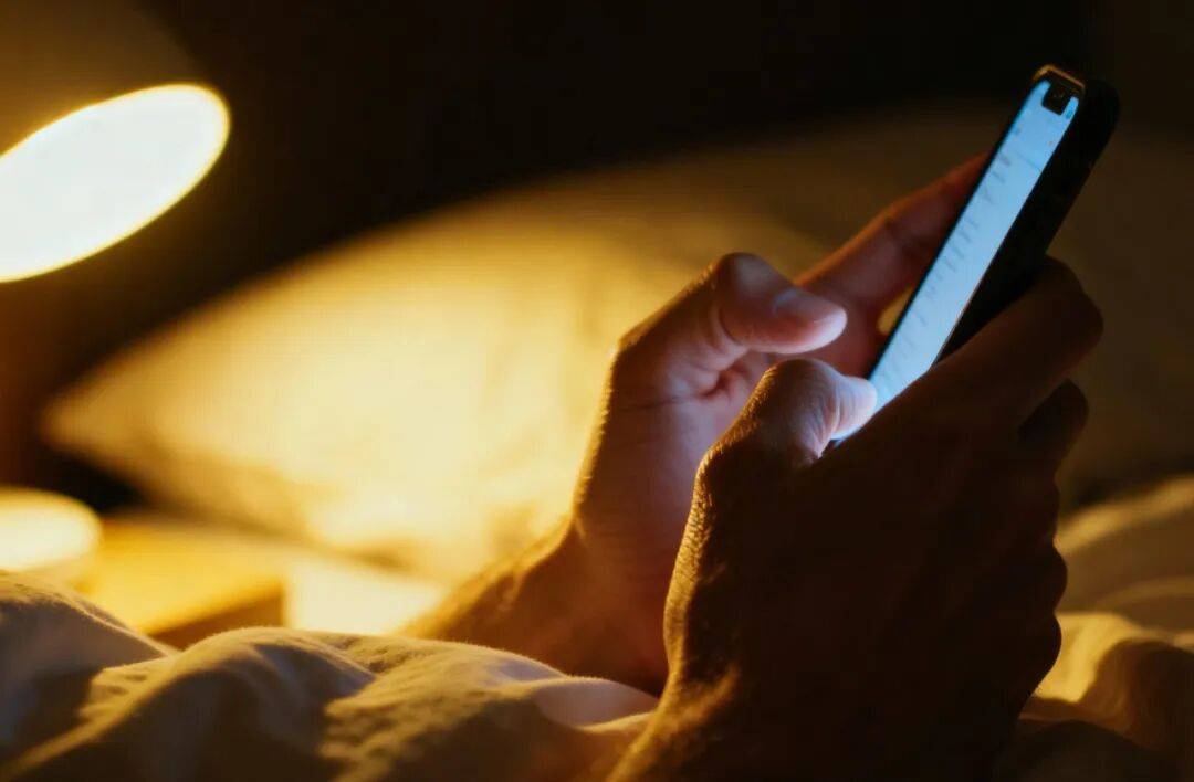 假期熬夜玩手机，眼睛“超长待机”？这份护眼攻略你一定需要！