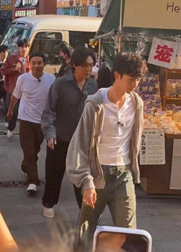 原创            秦昊带伊能静儿子录综艺！两人虽然交流不多，但很融洽