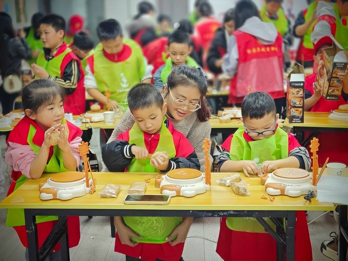 张家界市：“守护好一江碧水”陶艺塑源，共护生态图