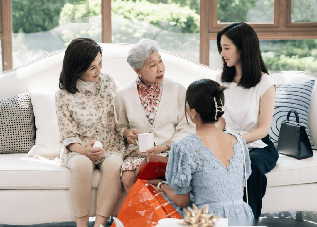 TVB落选港姐与亚军新剧比拼身材！穿同款晚礼服！网友称胸垫厚得夸张！