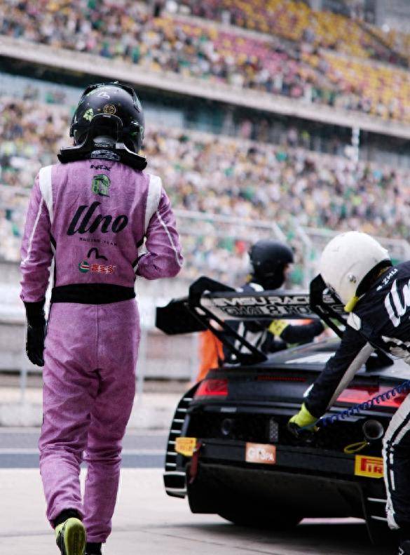 原创            从巴黎秀场到赛车场！这个明星刷爆个人纪录，这波跨界太狠了