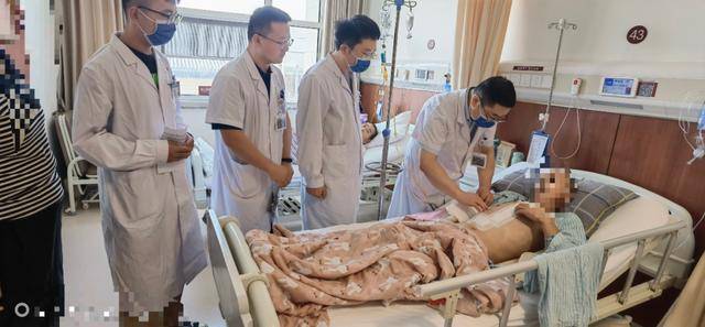 这例手术全国少见，纵膈肿瘤“啃”穿血管钻入心脏