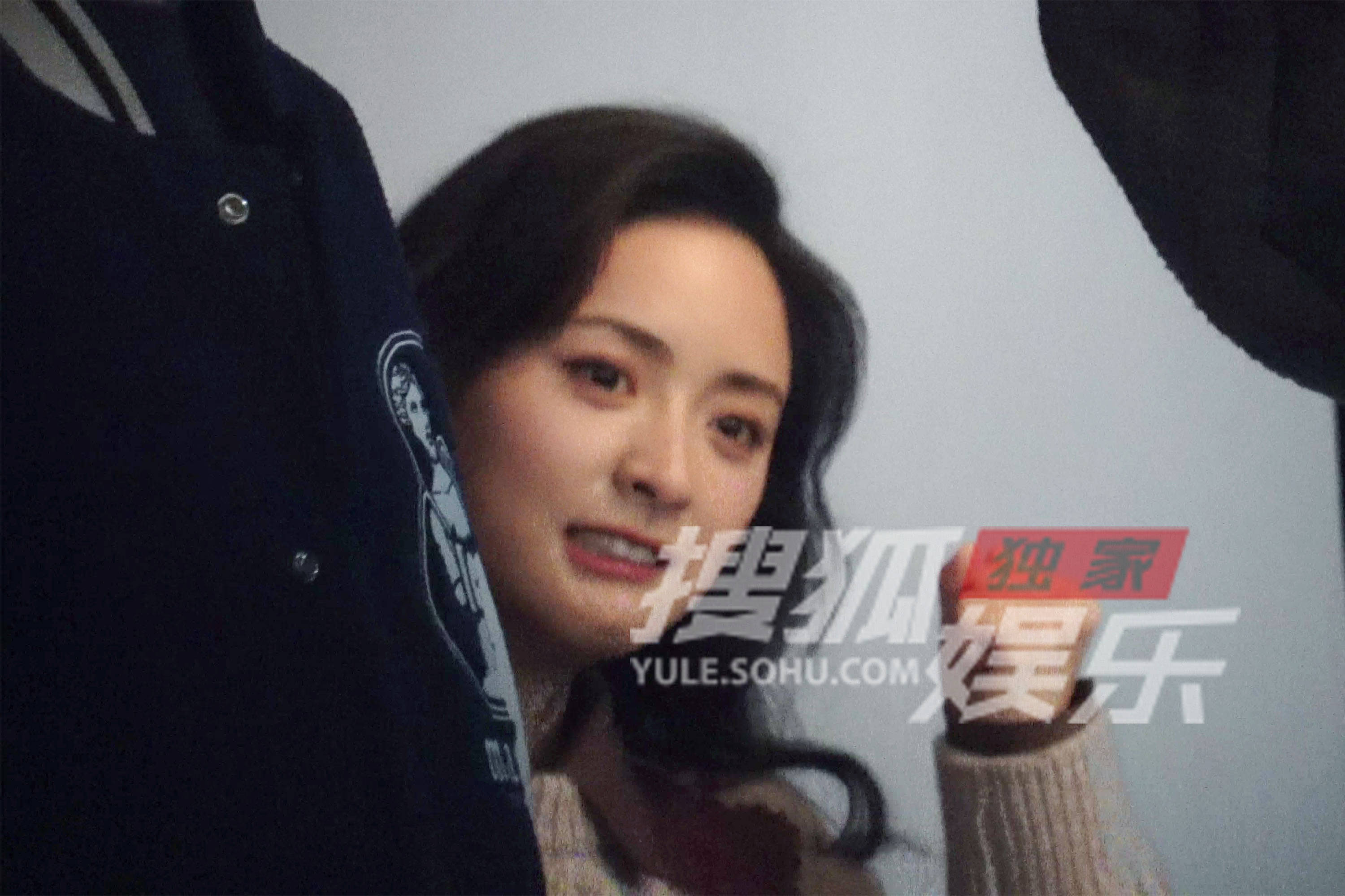 沈月影棚拍照笑容灿烂又甜美 每一帧都元气满满