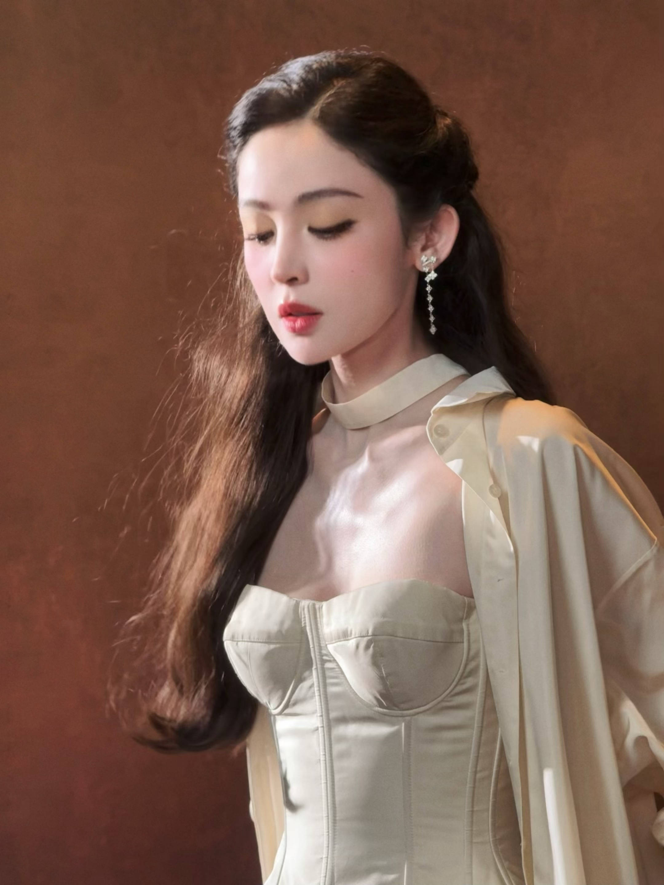 娜扎化身傲娇千金气质优雅矜贵 表情冷冽风情万种