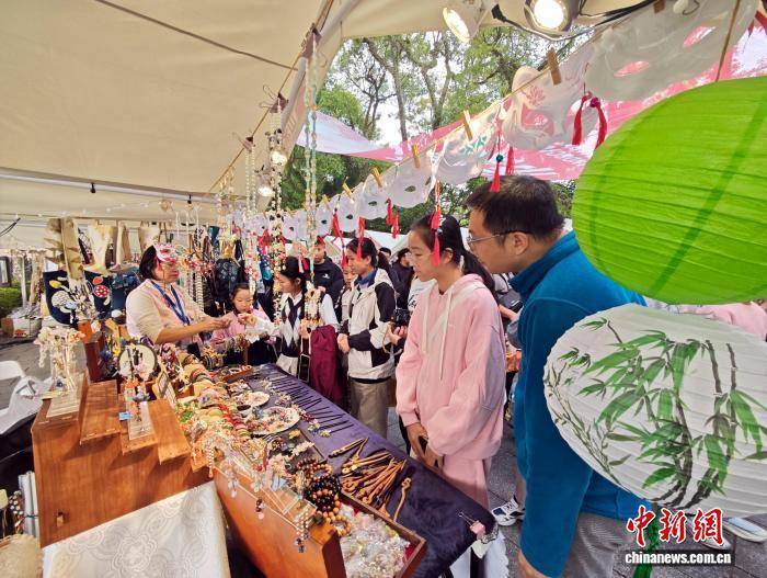 桂林艺术节：市民游客人山人海逛山水艺术市集