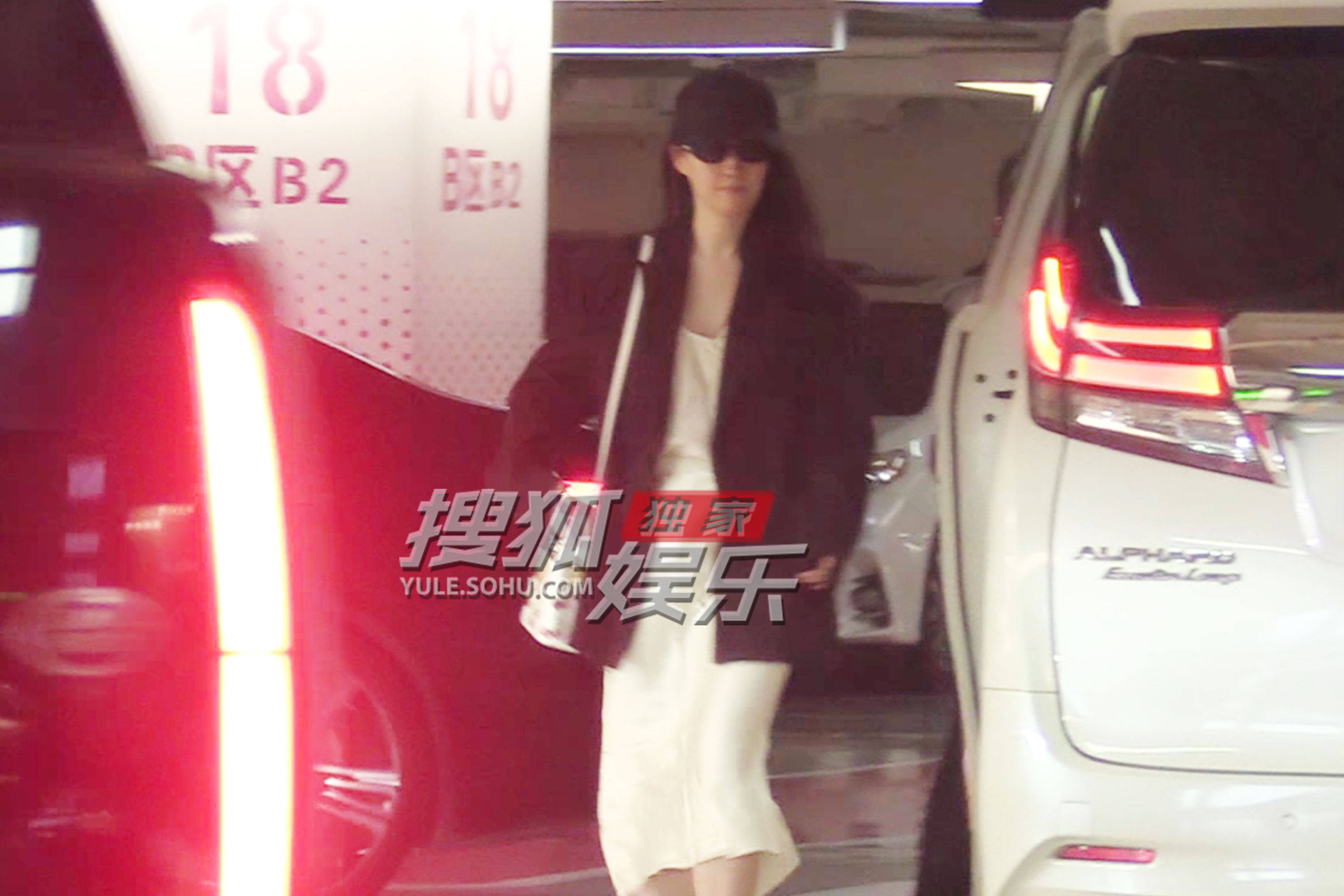 刘亦菲逛街购物收获满满 穿吊带裙配西装外套时髦吸睛