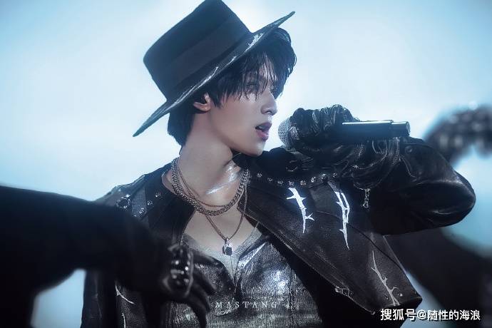 刘耀文的这组照片简直太顶啦！每一张都把青春荷尔蒙和独特气场拉满，让人根本移不开眼！