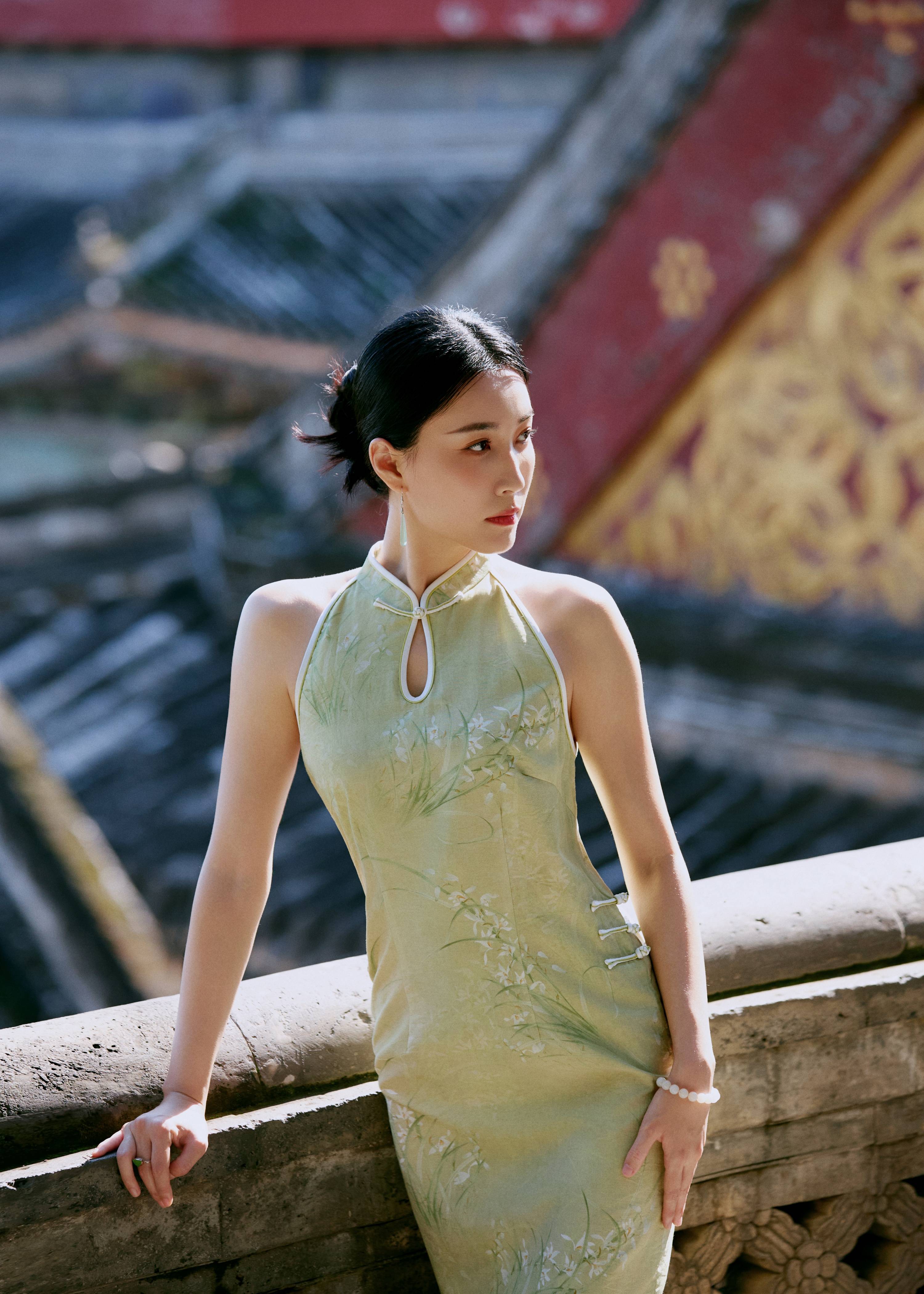 《阵地》圆满收官 闫鹿杨曝光新国风旗袍写真