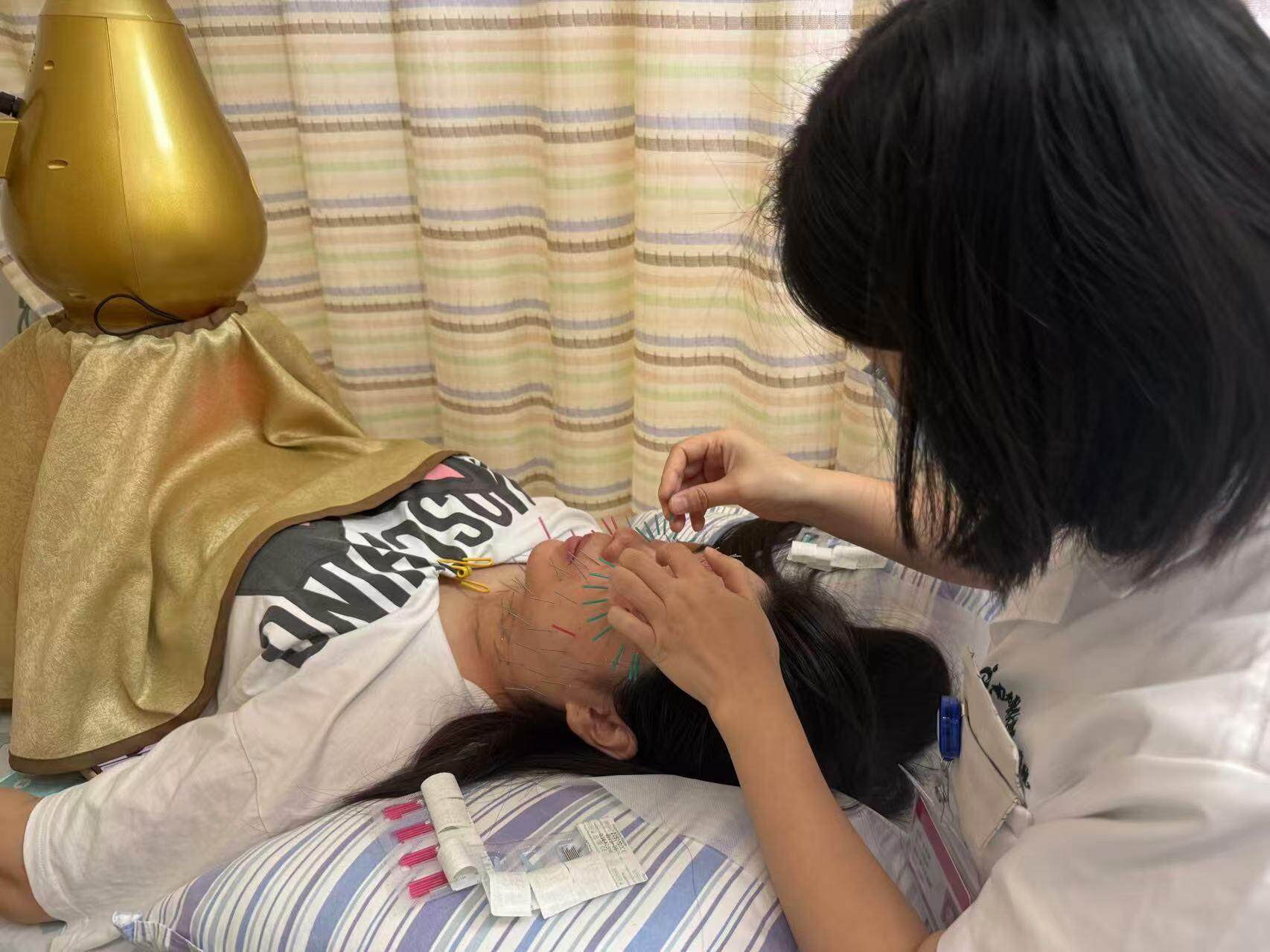 【视频】舟车劳顿熬出黑眼圈？别慌！针灸美容了解一下 ｜避开假期“健康刺客”⑧