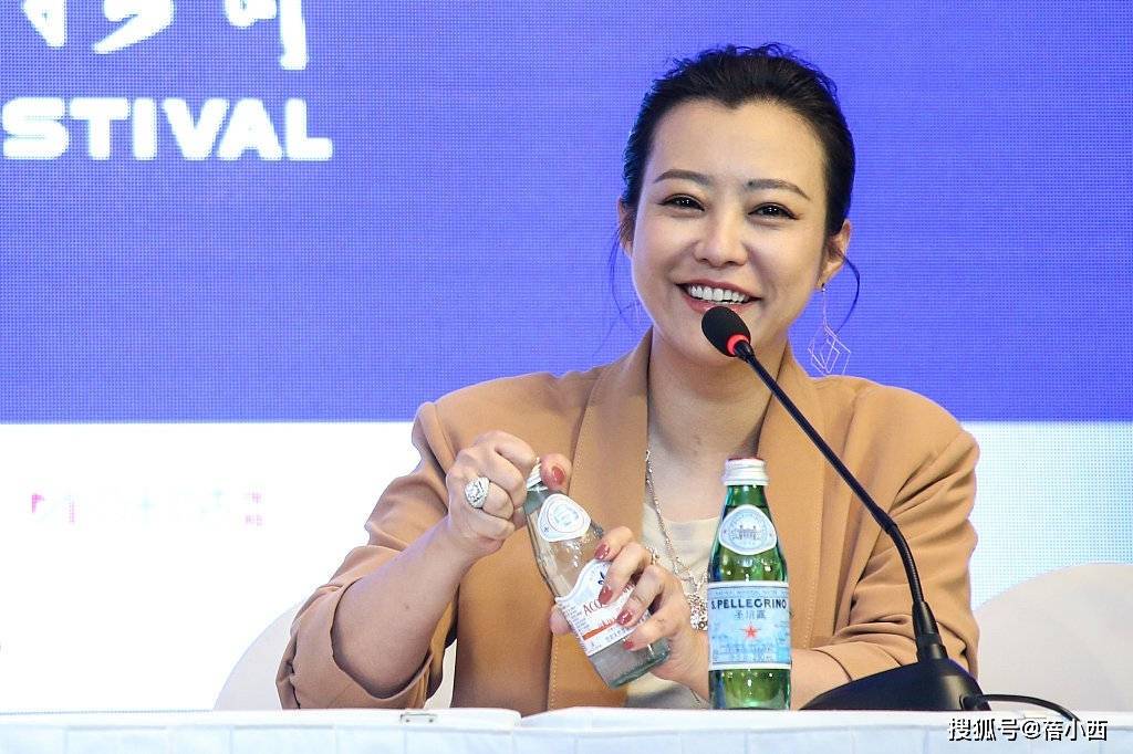 原创            郝蕾终于减肥成功！穿黑色西装小黑裤亮相，连气质都变得不一样