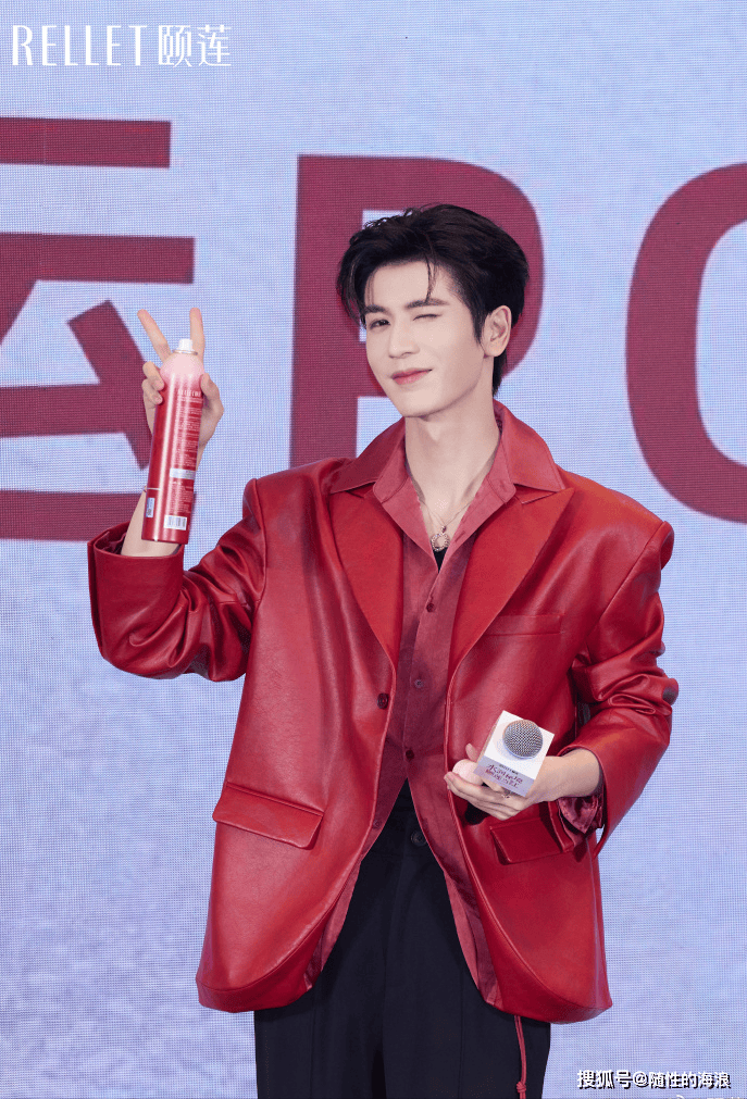 张凌赫直播帅出新高度！酒红皮衣配萧邦珠宝，建模脸杀疯啦