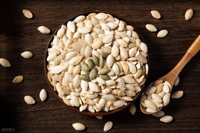 原创            南瓜子是痛风的“催化剂”？告诫：若想尿酸正常，3种坚果是禁忌