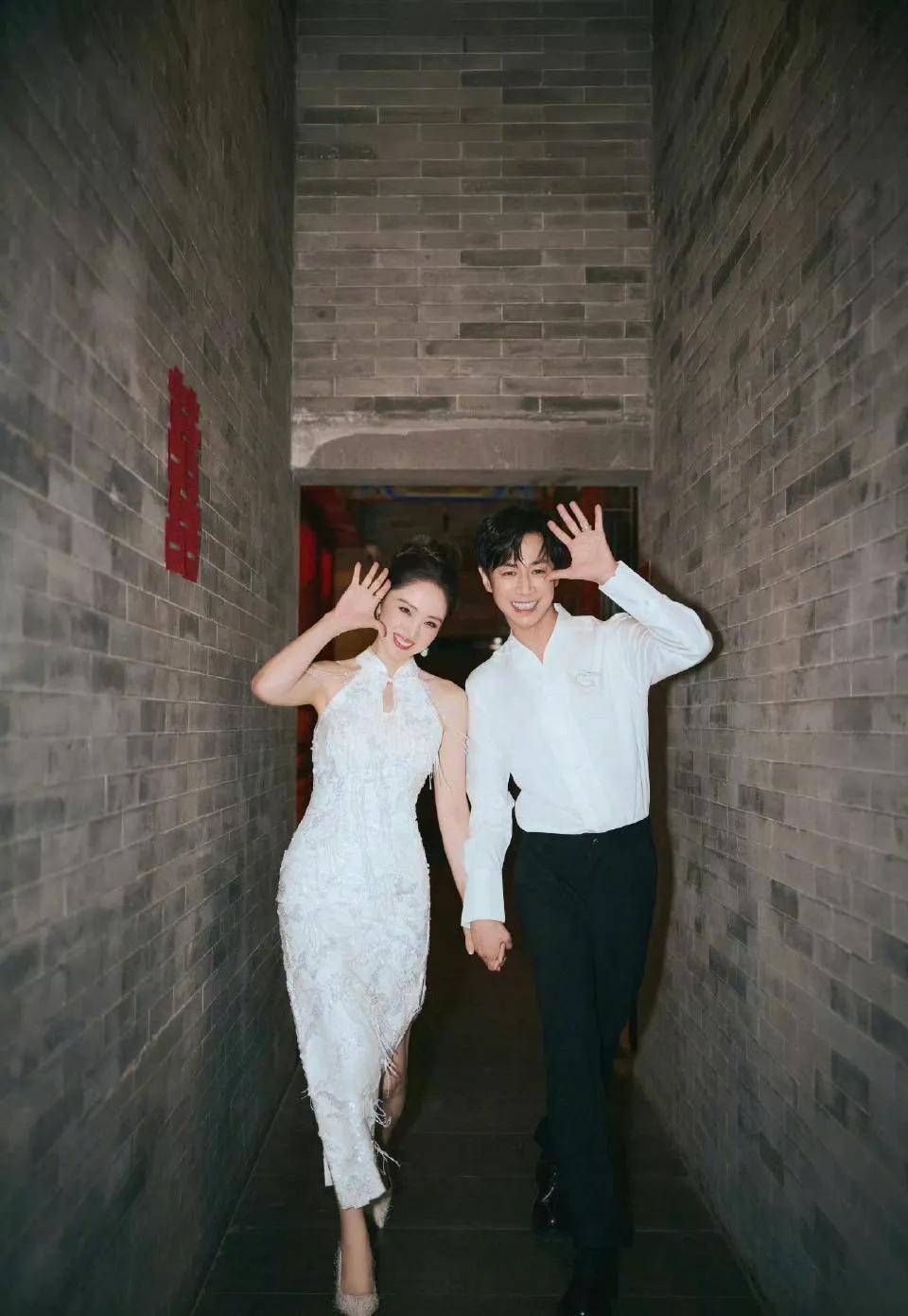 原创            董璇与张维伊晒婚纱照！穿传统服饰美翻，面对恶评，两人一笑置之